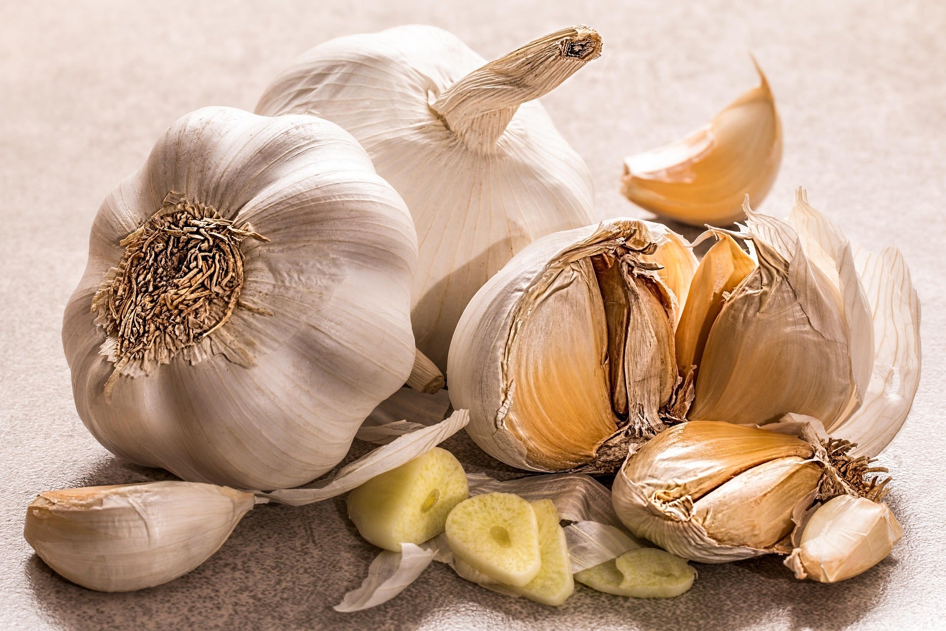 peeled garlic cloves 
